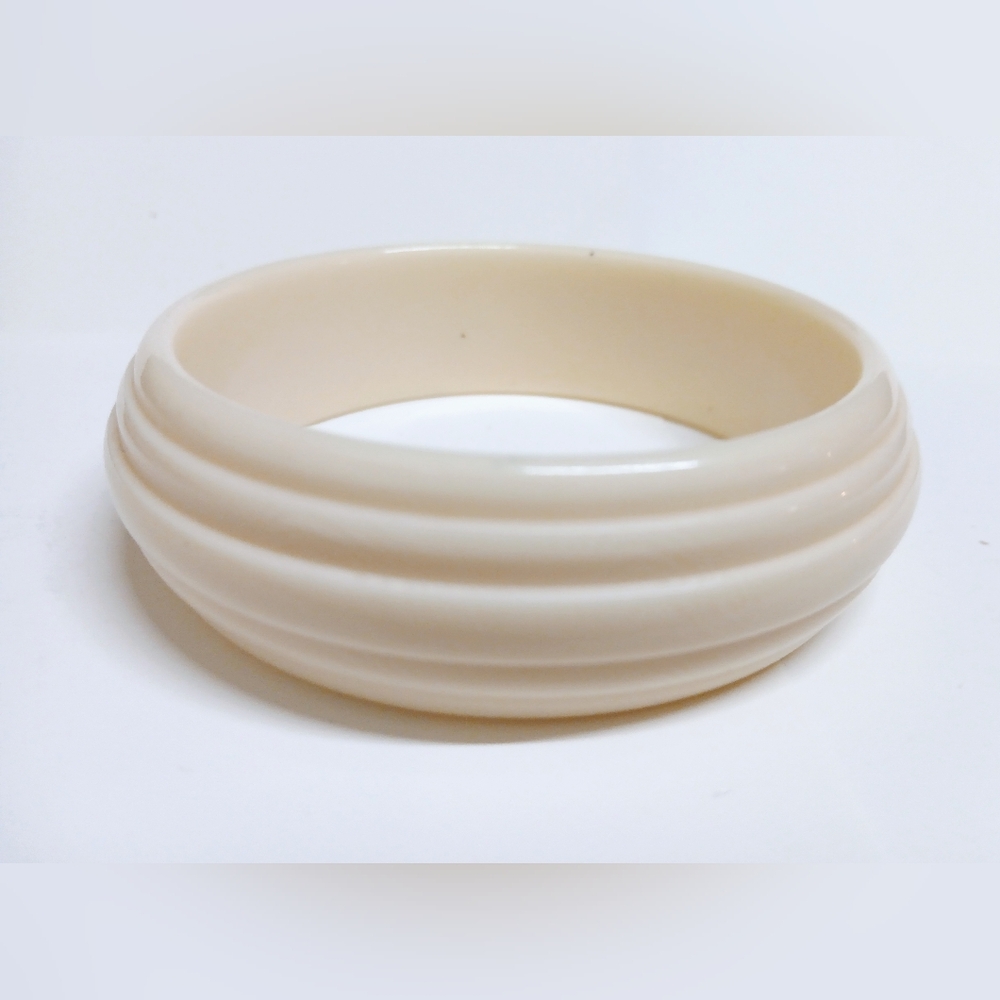 Vintage Retro Cream Plastic Bangle Bracelet